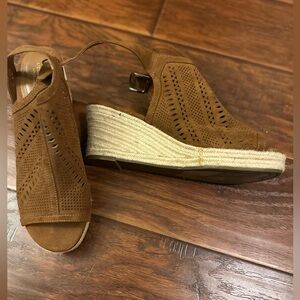 Liz Claiborne 3 inch Heels‎ Size 11 Brown Yarn Strap. Great Preowned condition.